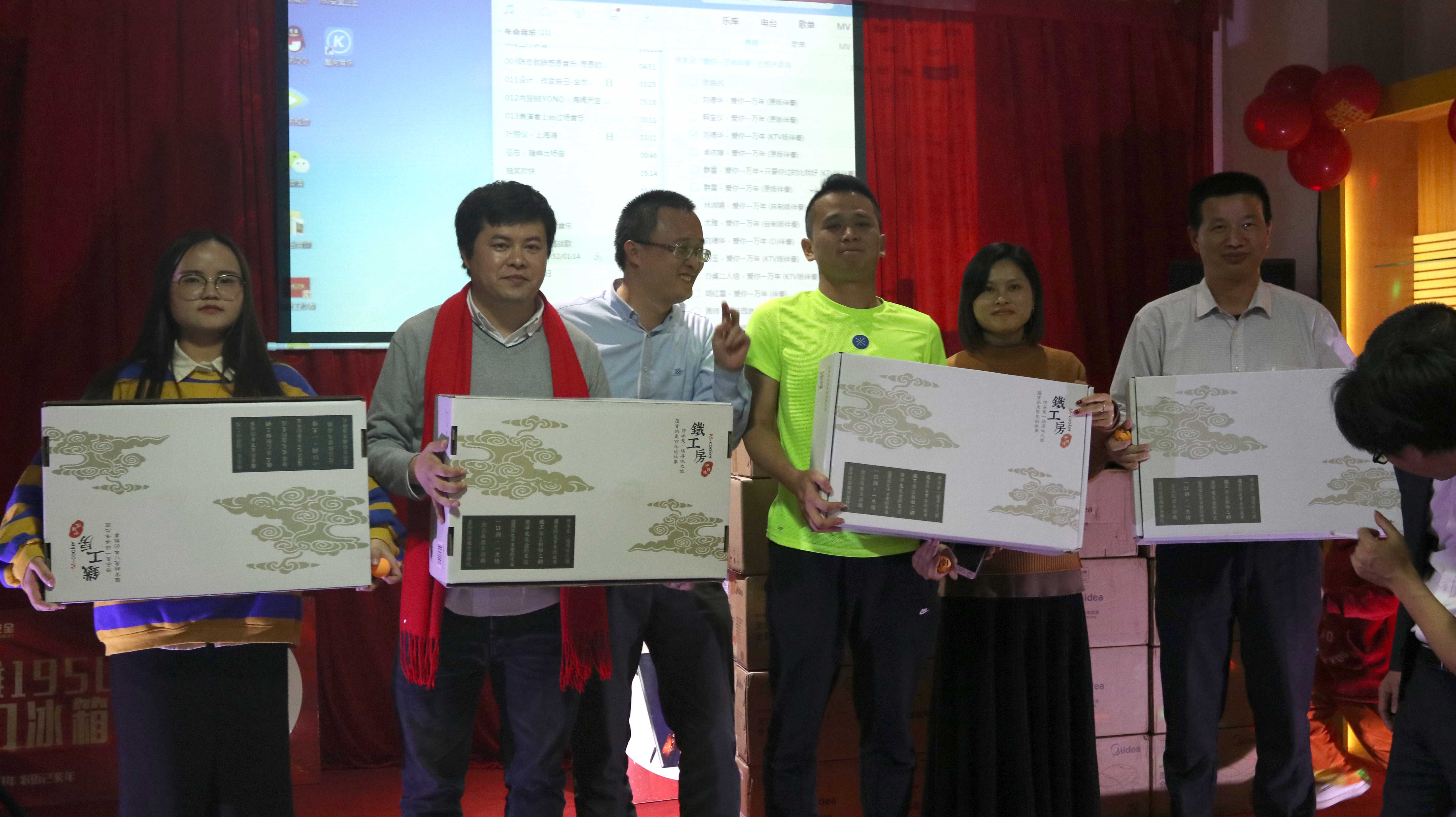 幸運兒領取獎品 幸運兒領取獎品