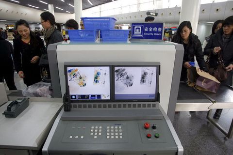 乘客進站接受安檢